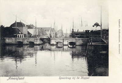 12751 Gezicht op de Eem en de spoorbrug met locomotief te Amersfoort uit het zuidoosten; met links op de achtergrond ...